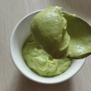 mayonesa-casera-con-huevo-hervido-y-aguacate