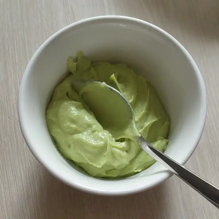 mayonesa-con-huevo-cocido-y-palta